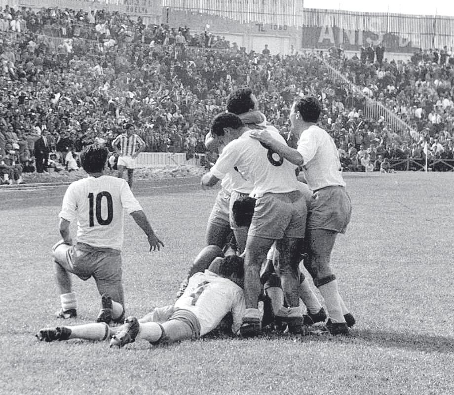 Celebración del gol de Homar, el 0-1 en el Colombino de Huelva, el 1 de abril de 1962.