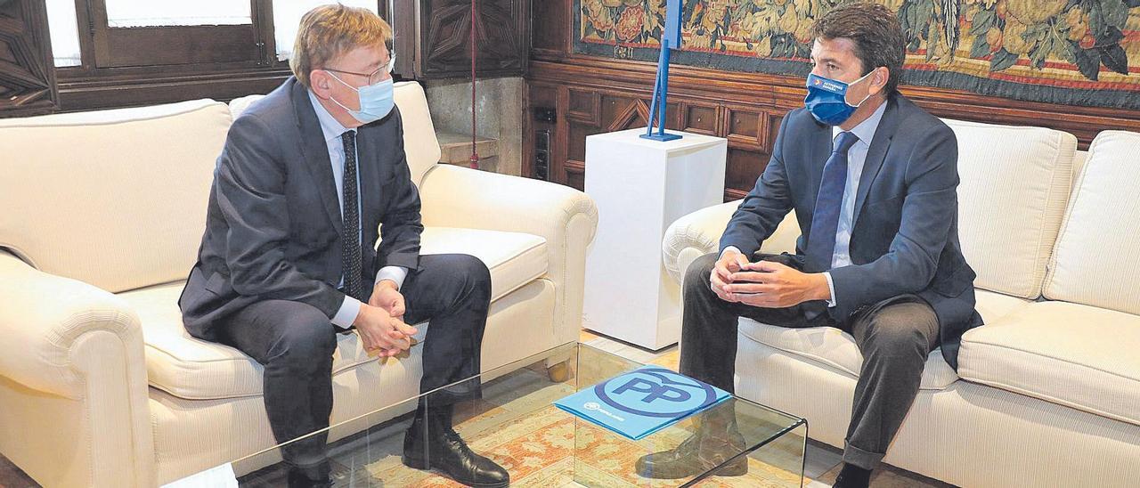 El presidente de la Generalitat, Ximo Puig, y el presidente del PPCV y de la Diputación de Alicante, Carlos Mazón, en el Palau durante la reunión bilateral que mantuvieron en diciembre.