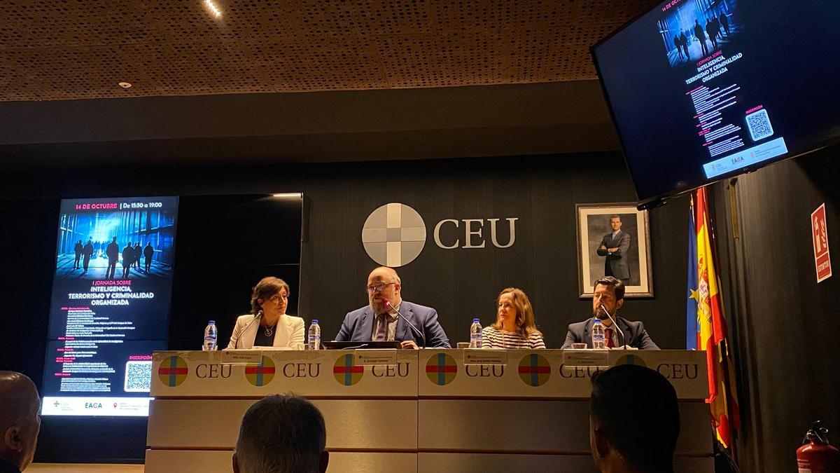 Durante la jornada, que atrajo a más de 90 asistentes, se exploraron los desafíos y estrategias actuales en la lucha contra estas amenazas, enfatizando la importancia de la cooperación entre las fuerzas de seguridad y la comunidad.