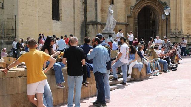 El entorno de la Catedral, ayer, lleno de gente. | JER OSPINA