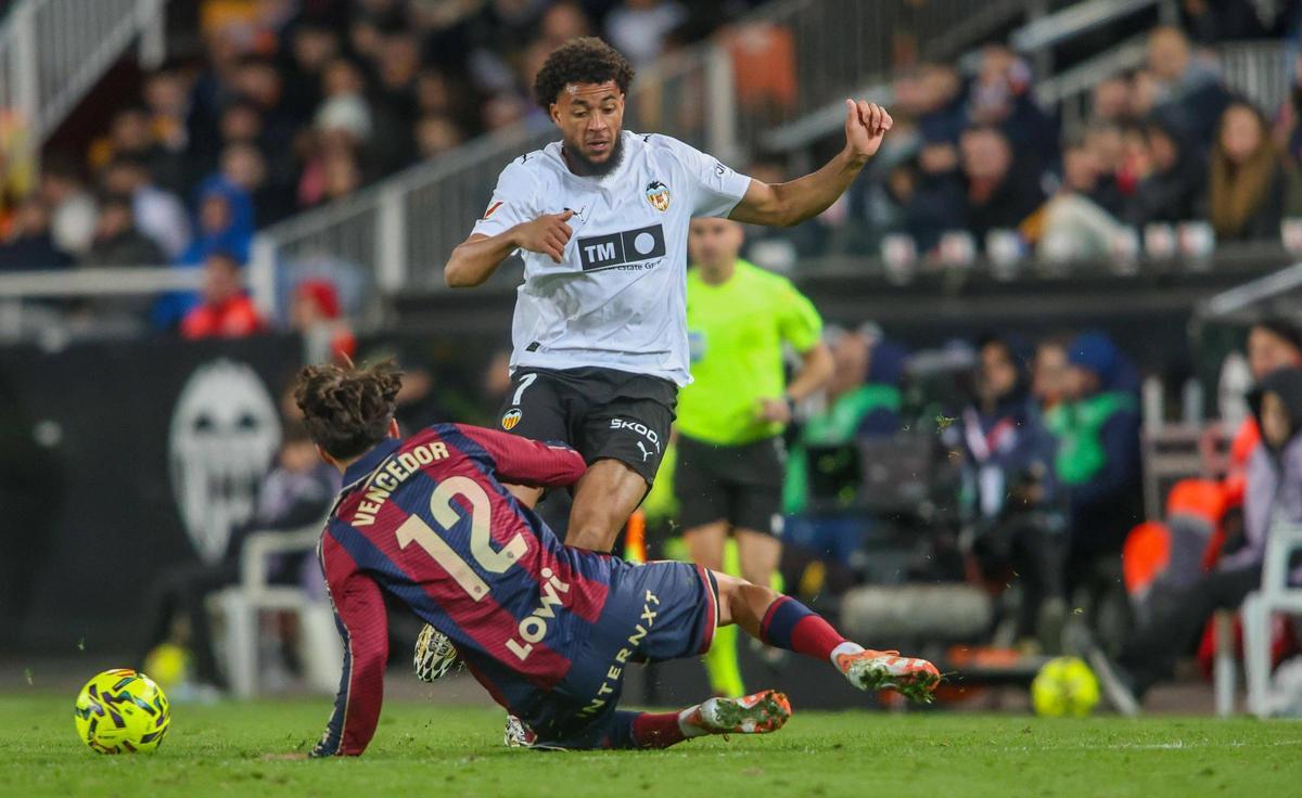 Vencedor y Danjuma, durante el último derbi.