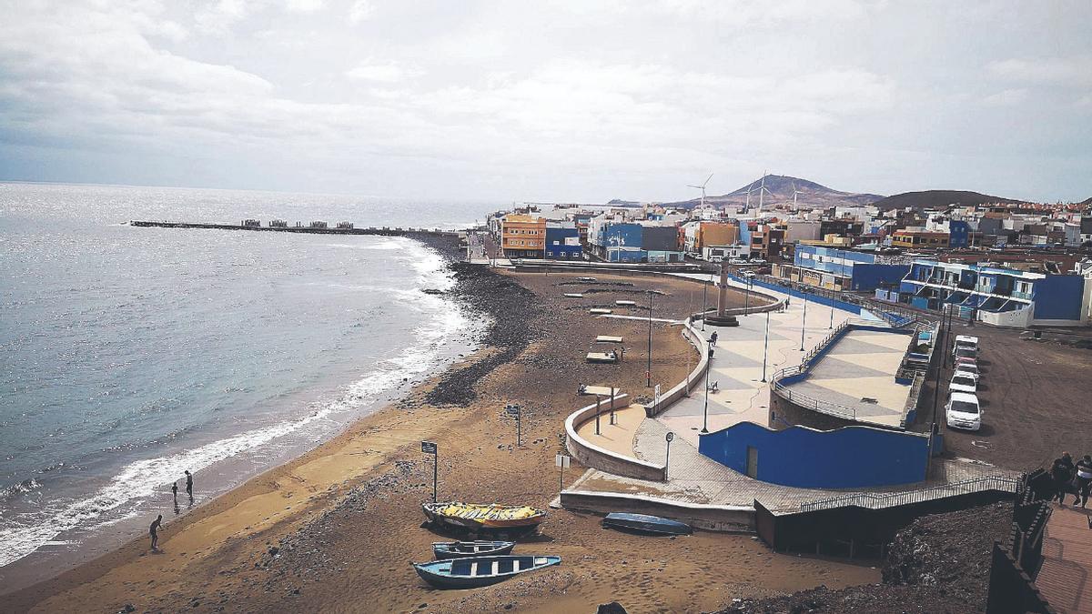 Imagen de la playa de El Burrero con la primera línea de playa que queda fuera del deslinde presentado por Costas del Estado.