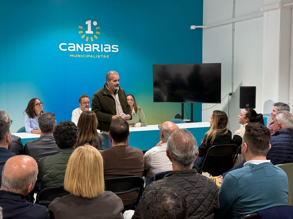 Rafael Robaina presentando su candidatura en la asamblea local de Primero Canarias.