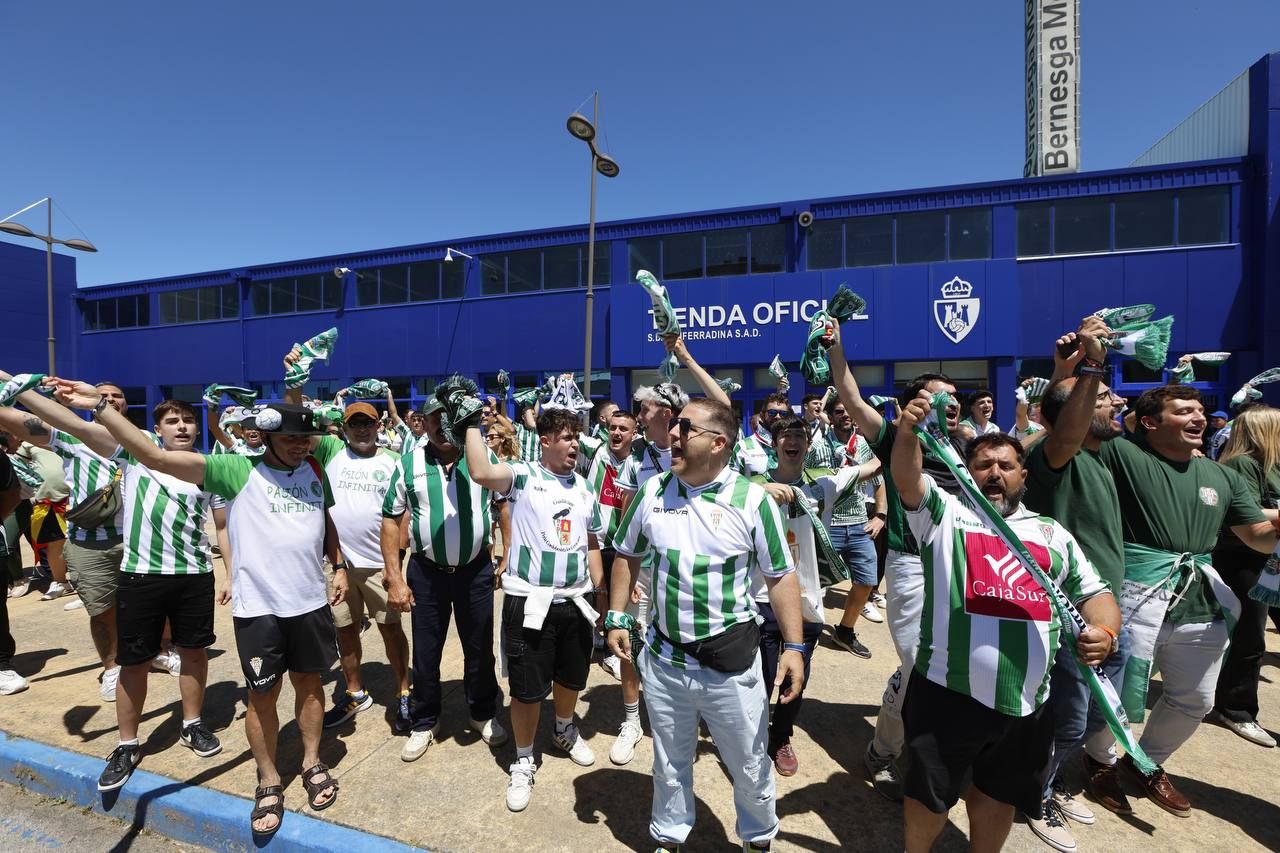 Ponferradina-Córdoba CF: la afición blanquiverde en el partido de play off de ascenso, en imágenes