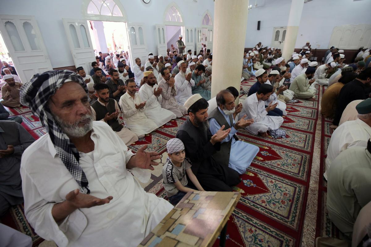 Los musulmanes celebran el fin del Ramadán. Fiesta del Eid al-Fitr en Peshawar, Pakistán.