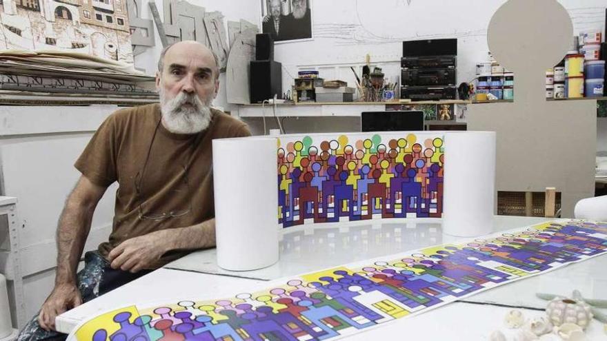 Nelson Villalobos, en su taller, con el diseño que ilustrará el mural de Martínez Garrido.