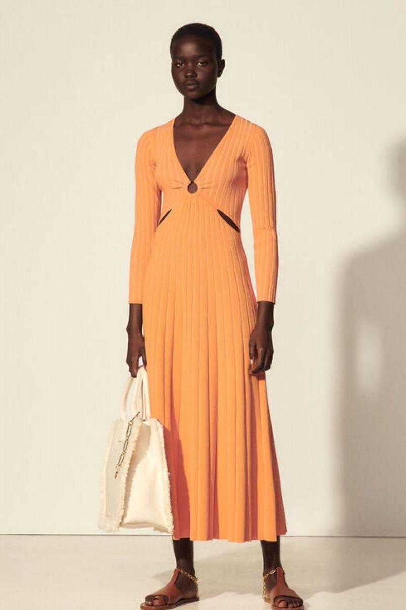 Vestido naranja con diseño 'cut out' de Sandro