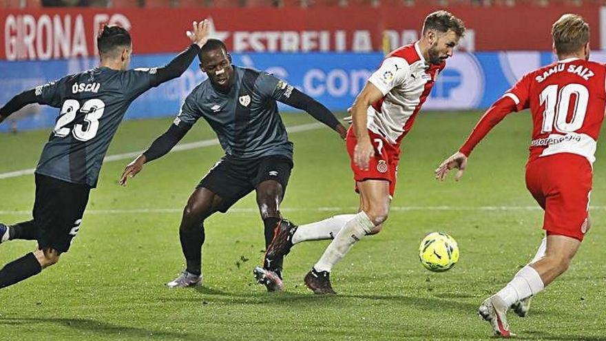 Stuani se&#039;n va d&#039;Advíncula i Óscar Valentín (Rayo)