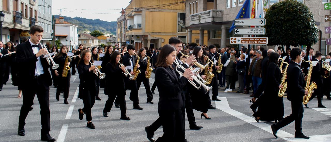 Desfile de las bandas de música que participaron en el XXX Festival de Meaño