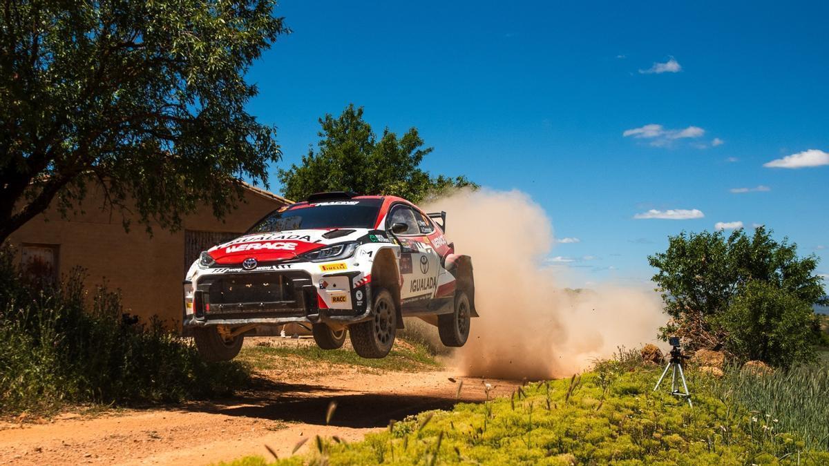 Sergi Pérez fent volar el seu Toyota GR Yaris Rally durant un tram del ral·li