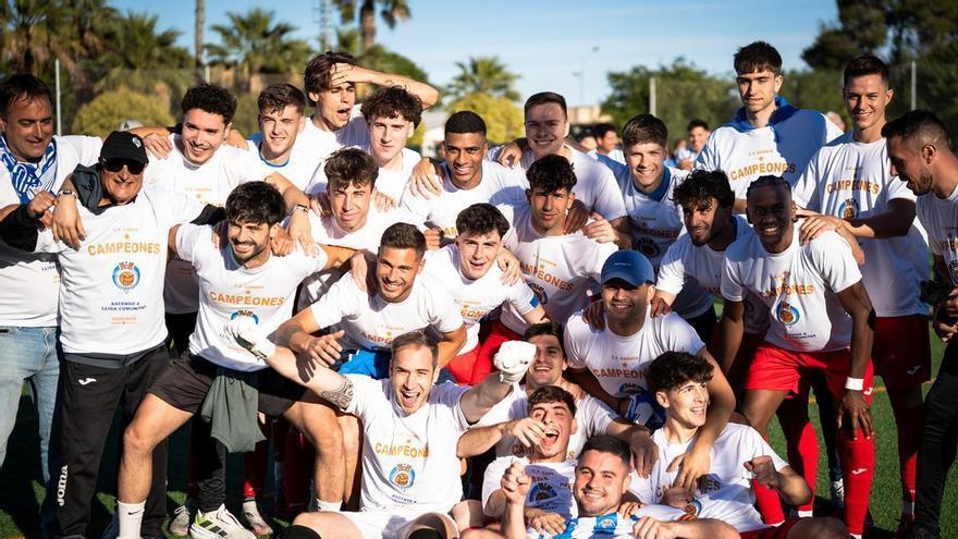 El Club de Fútbol Gandia celebra con su afición el retorno a la Lliga Comunitat este domingo en el Estadio Guillermo Olagüe