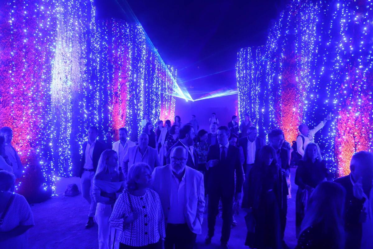 Las autoridades inauguran el espectáculo del Alcázar