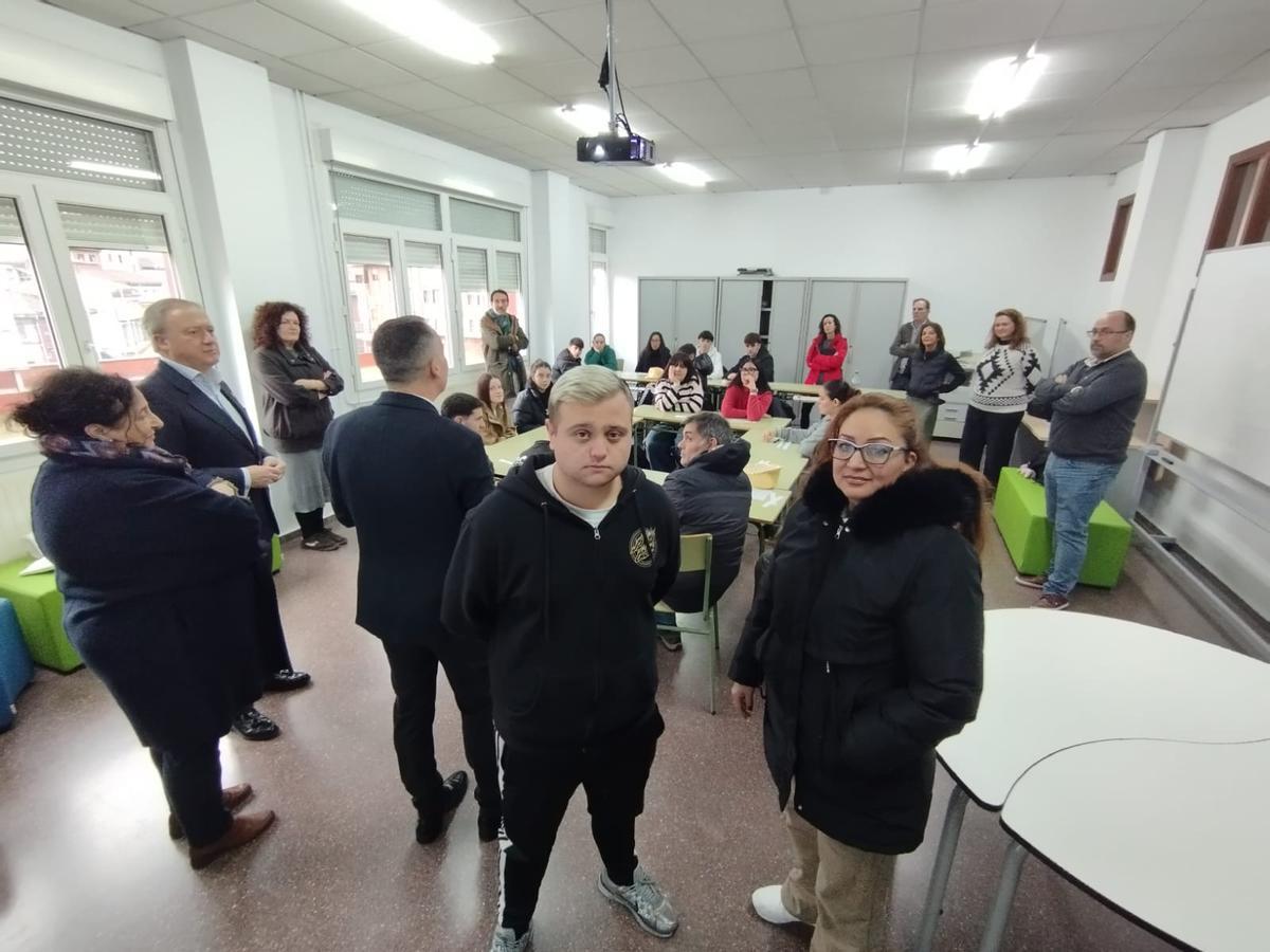 Héctor Guzmán y Flor Córdoba, con sus compañeros al fondo.