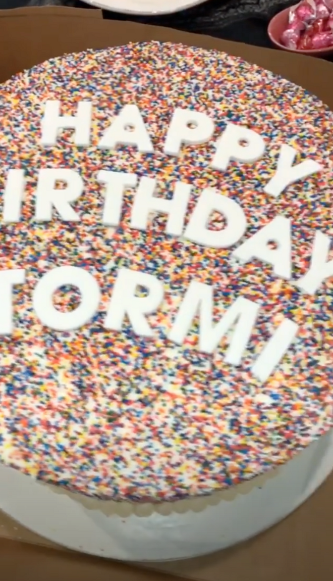 Tarta de colores del cumpleaños de Stormi