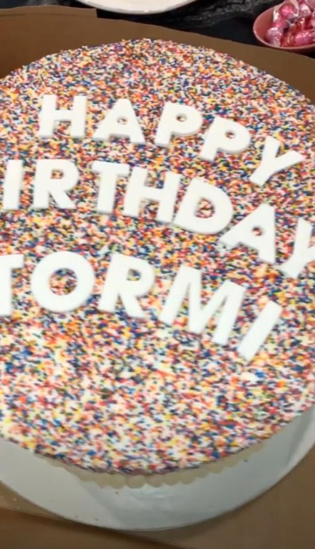 Tarta de colores del cumpleaños de Stormi