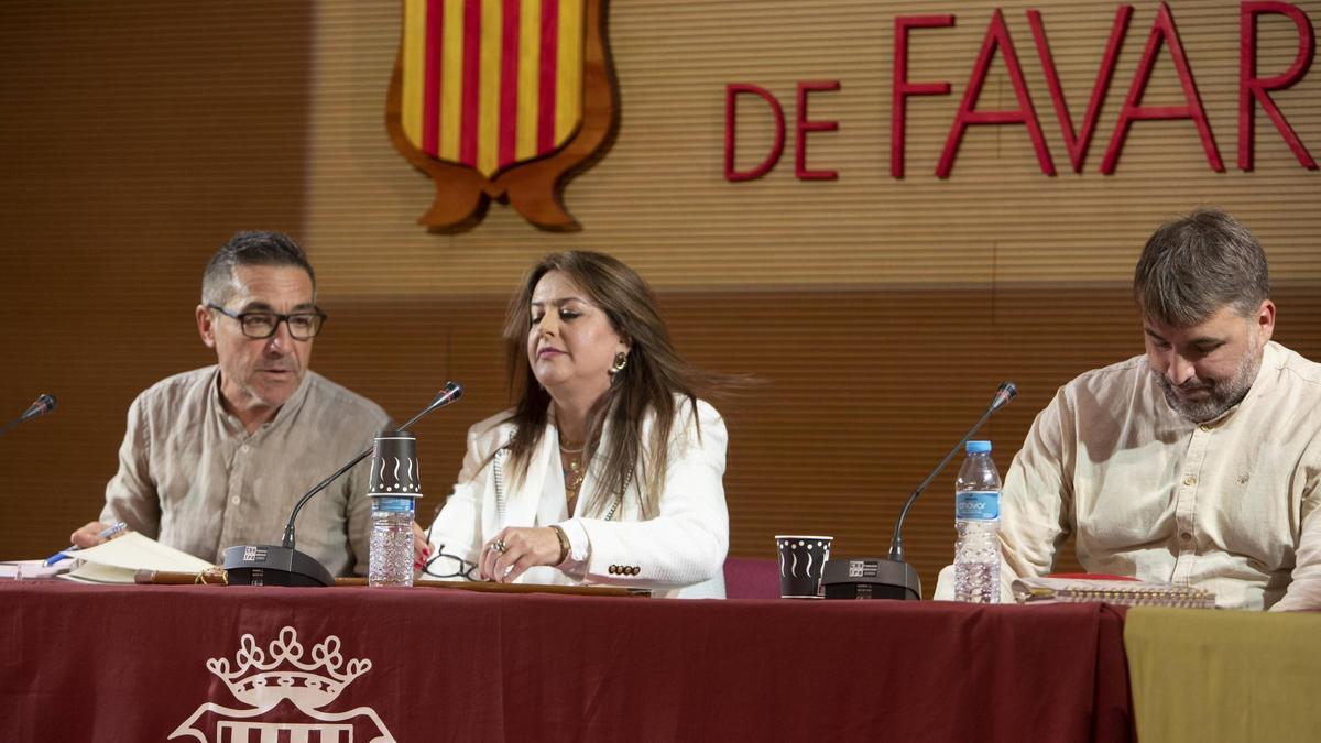 La alcaldesa de Favara, María Pilar Sala, lidera un gobierno del que han salido dos de los cuatro ediles.