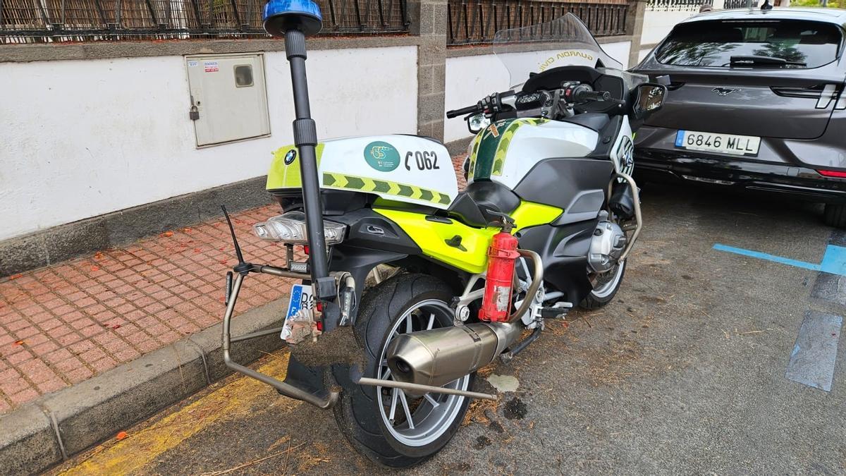 Moto de la Guardia Civil embestida por el conductor del coche fugado en Las Palmas de Gran Canaria.