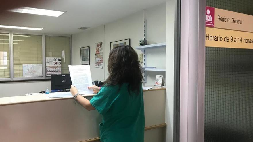 Una profesional sanitaria presentando ayer parte de las firmas en el registro del Morales Meseguer.