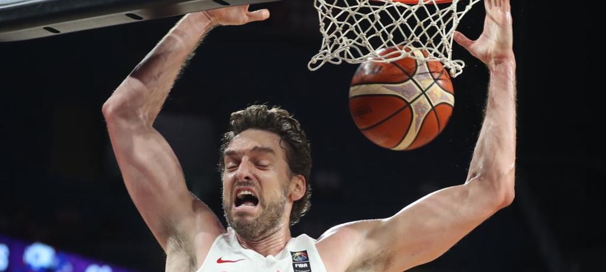 Pau Gasol anota una canasta en el partido ante Eslovenia.