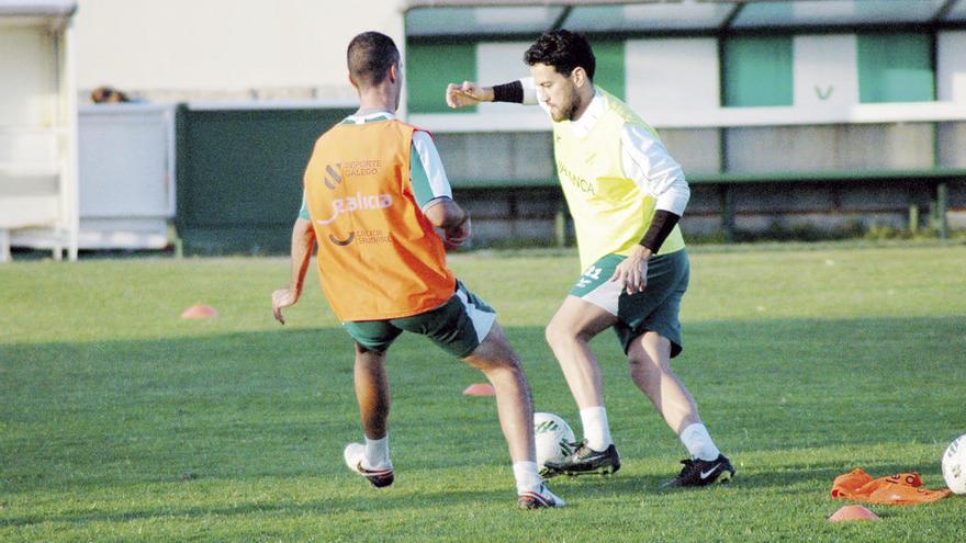 Mateo Míguez, durante el entrenamiento de ayer del Coruxo. // R.R.