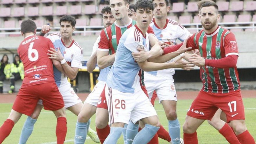 Iker Gil, con el 26, ante la Gimnástica con el Compostela. | | ANTONIO HERNÁNDEZ