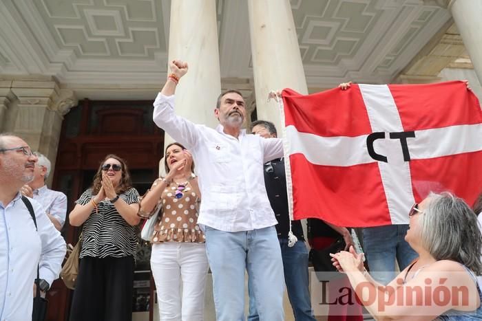 Cientos de personas protestan frente al Ayuntamiento de Cartagena por el pacto entre PP, PSOE y Cs