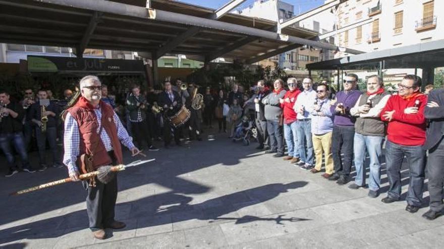 Los Moros y Cristianos de San Blas «conquistan» el Mercado Central