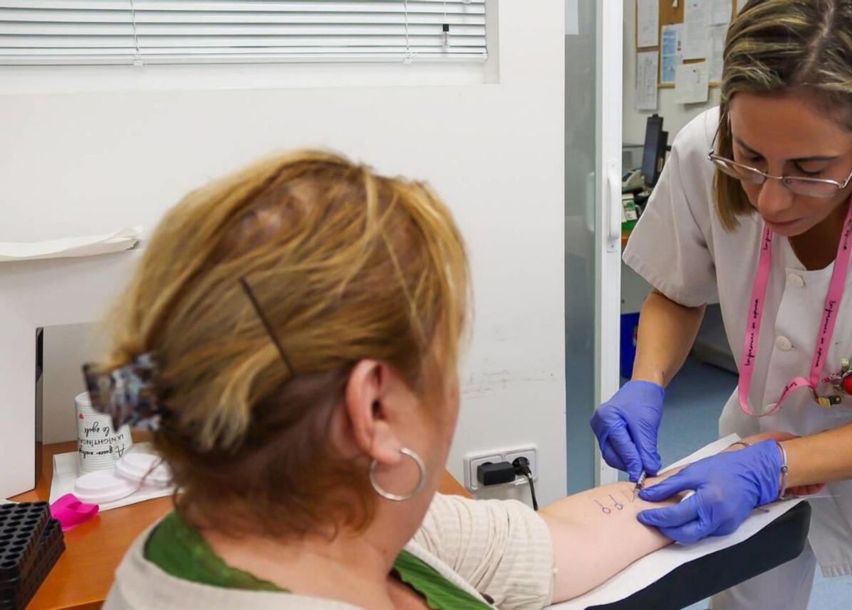 Realizan pruebas a un paciente en la Unidad Multidisciplinar de Patologías Mastocitarias del Hospital Civil. | L.O.