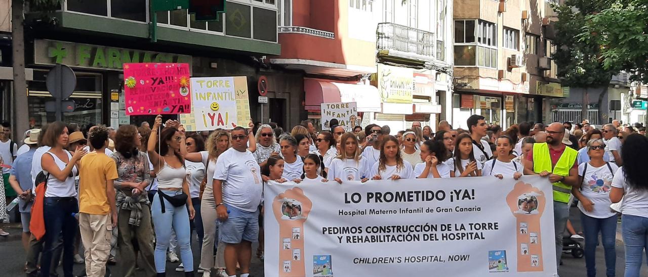 Manifestación para exigir la construcción de la torre del Materno