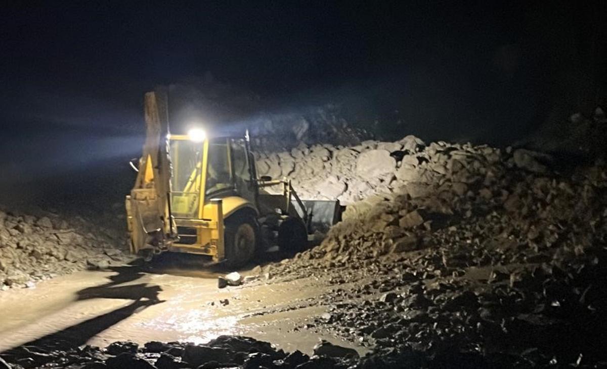 En imágenes: Así trabaja Tineo para limpiar la fana de Genestaza y dar servicio a los pueblos