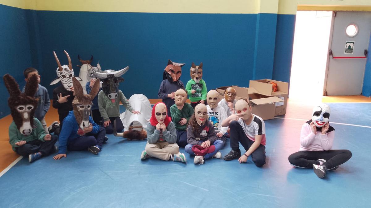 El Toro de Carnaval de Morales entra en las aulas