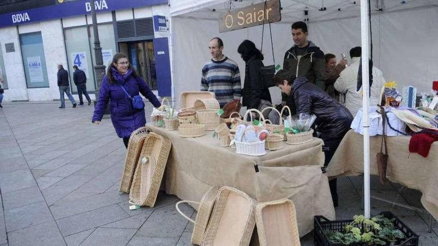 Un puesto de productos artesanos de los usuarios de O Saiar en Vilagarcía. // Noé Parga