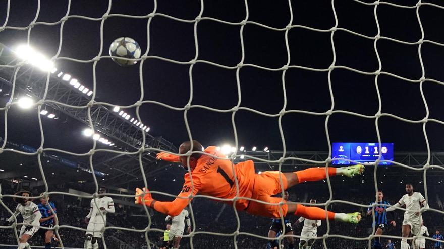 Un disparo de Ketelaere y un leve contacto sobre Cucurella certificaron la remontada del Atalanta