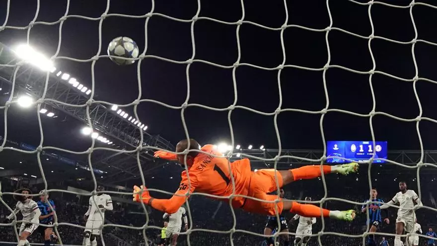 Un disparo de Ketelaere y un leve contacto sobre Cucurella certificaron la remontada del Atalanta