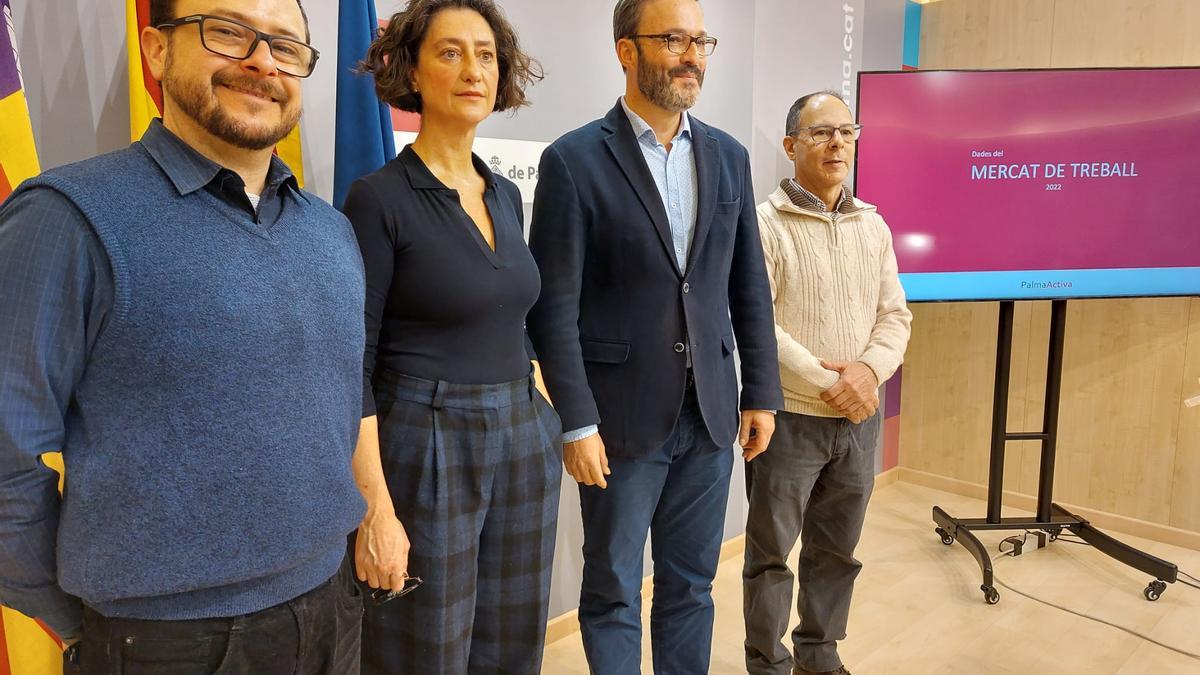 El alcalde, José Hila, el concejal de Promoción Económica, Jordi Vilà, y miembros de su equipo han presentado los datos del desempleo del año pasado.