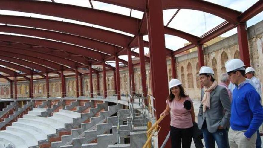 Visita de los toreros y la alcaldesa a la plaza de Villena.