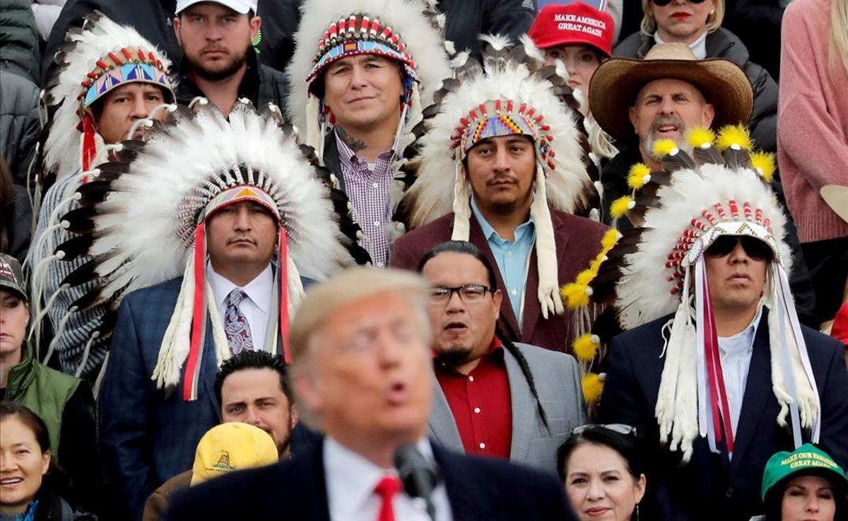 Donald Trump interviene en un acto de campaña del candidato al Senado Matt Rosendale, en el Aeropuerto Internacional de Bozeman Yellowstone, en Belgrade, Montana, el 3 de noviembre del 2018.