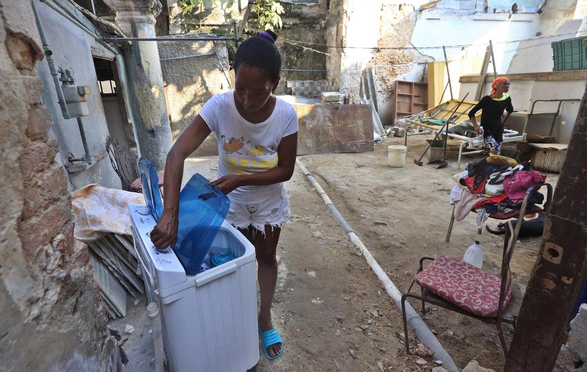 Una mujer lavando en su casa de La Habana.
