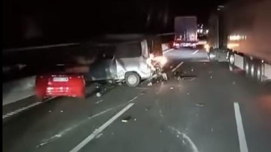 VÍDEO | Quatre ferits en un xoc de cinc vehicles a l'AP-7 a Biure.