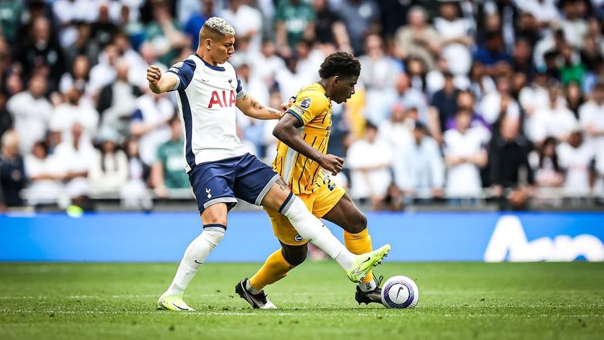 Carlos Baleba, durante un partido con el Brighton de Premier League