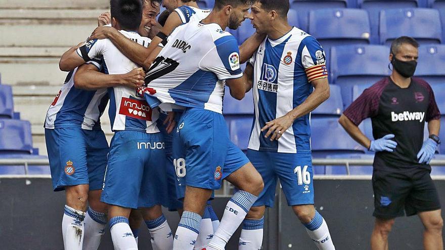 Els jugadors de l&#039;Espanyol celebren el gol de Bernardo.