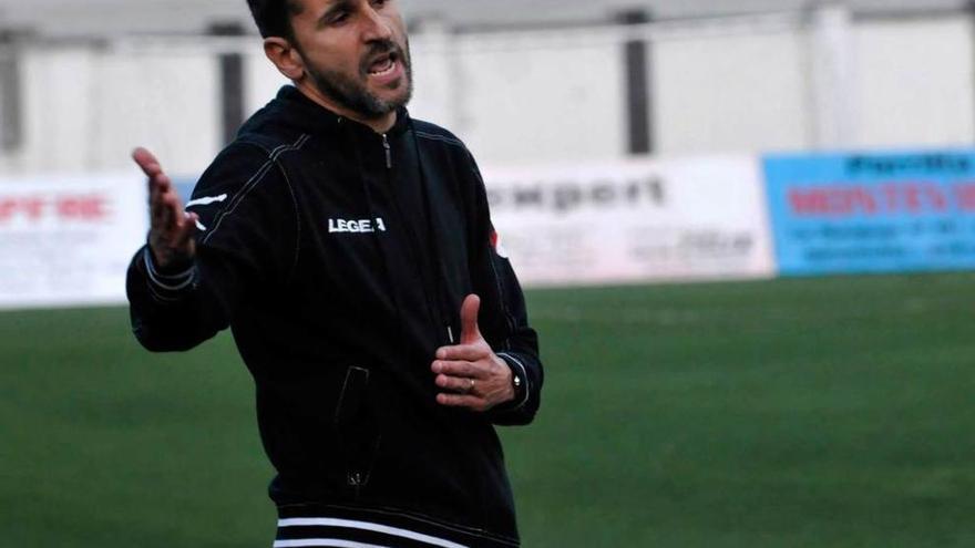 Iván Ania imparte instrucciones durante un partido del Caudal.