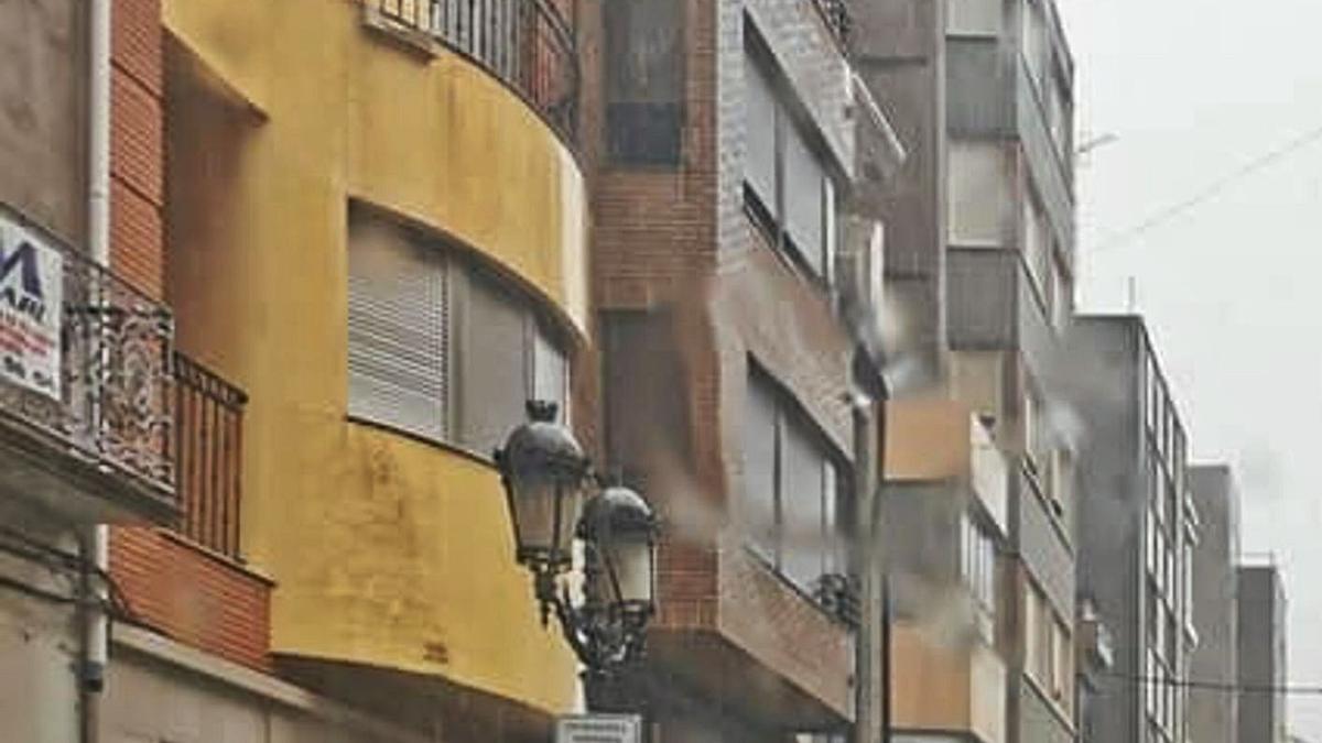 El Carrer Sequial de Sueca, incapaz de contener la lluvia torrencial el 5 de noviembre. | POLICÍA LOCAL DE SUECA