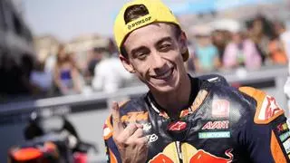 Pedro Acosta conquista, con una mano, el título mundial de Moto2