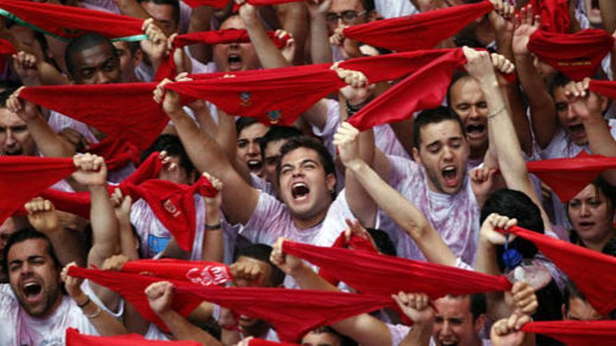 Los asistentes celebran el comienzo de los Sanfermines