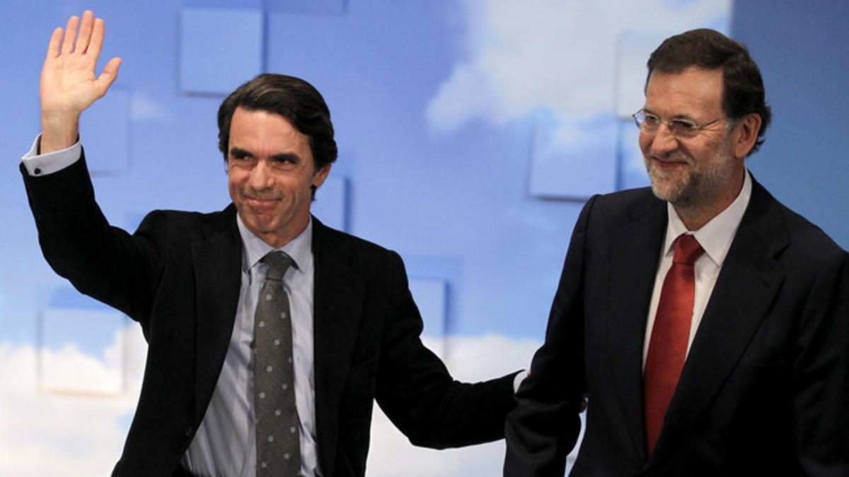 Aznar y Rajoy, durante la Convención nacional del PP en Sevilla.