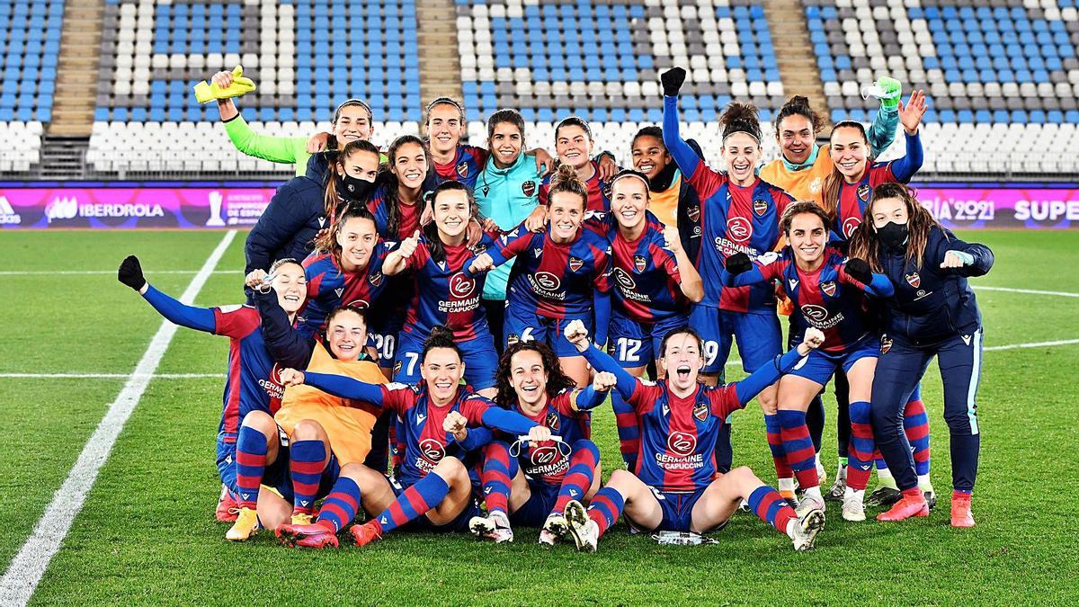 Las futbolistas del Levante UD celebran el triunfo, anoche, en el estadio Juegos del Mediterráneo de Almería.  | EFE/CARLOS BARBA