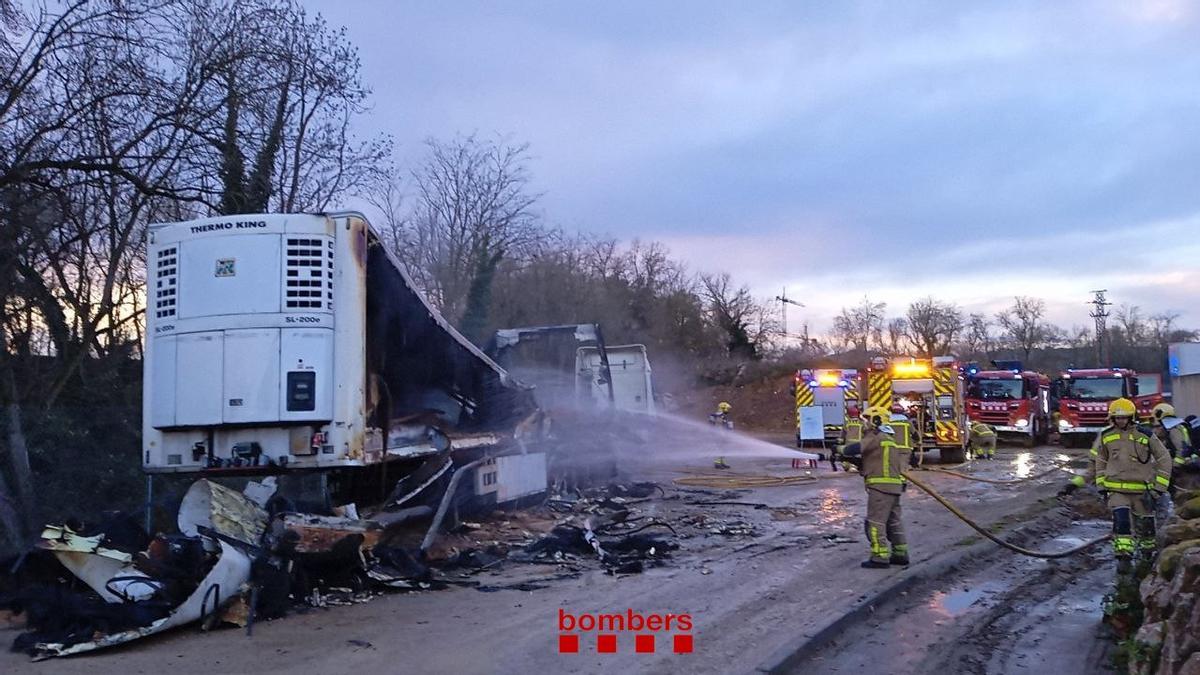 Els Bombers extingint l'incendi del camió.