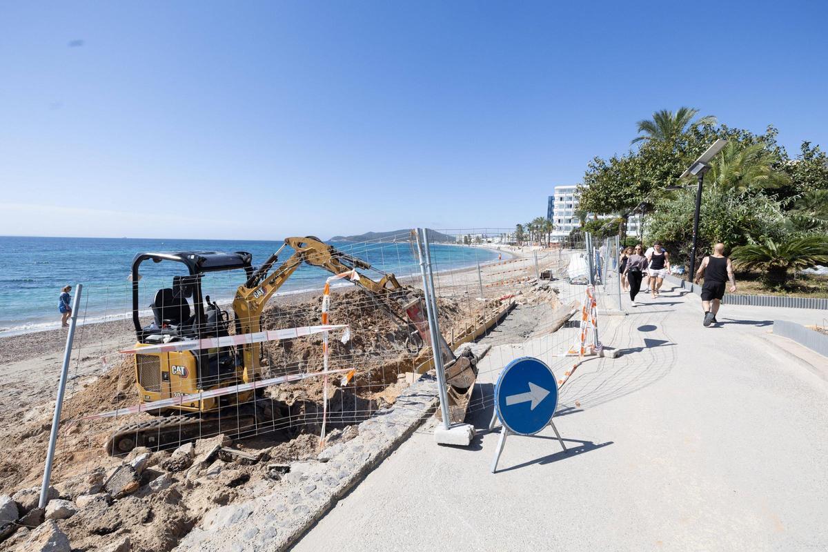 Imágenes de Platja d'en Bossa dividida entre turistas y demasiadas obras