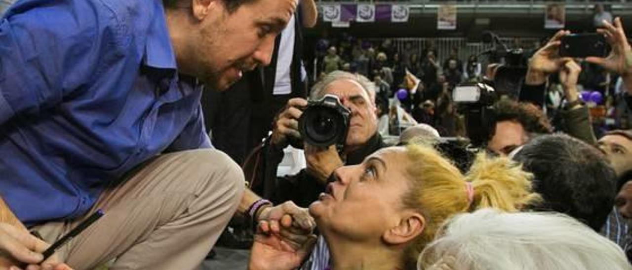 Iglesias en el tren y abajo, a su llegada a la estación alicantina. Arriba a la derecha, en Atocha y dos imágenes del mitin rodeado de gente.